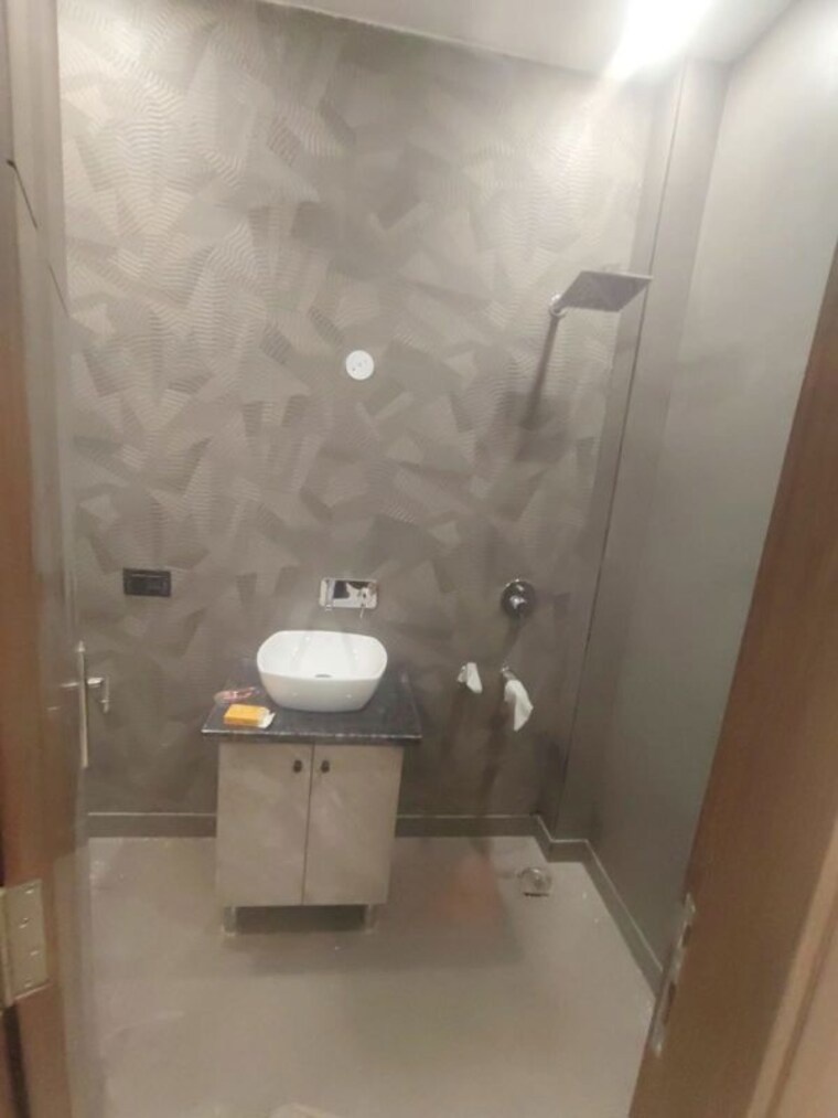 Bathroom, paschim vihar 3 Bedroom 150 Sq.Yd. Builder Floor In Paschim Vihar Delhi 10606931