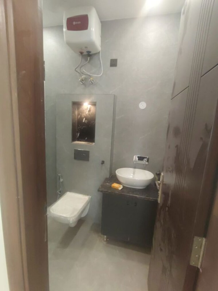 Bathroom, paschim vihar 3 Bedroom 150 Sq.Yd. Builder Floor In Paschim Vihar Delhi 10606931