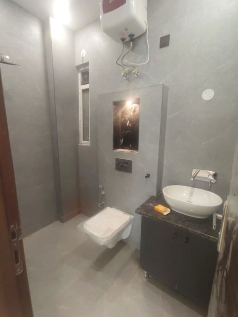 Bathroom, paschim vihar 3 Bedroom 150 Sq.Yd. Builder Floor In Paschim Vihar Delhi 10606931