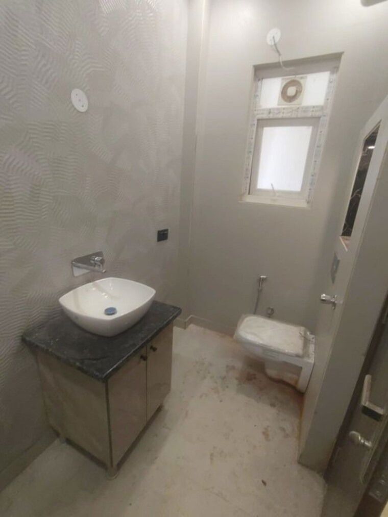 Bathroom, paschim vihar 3 Bedroom 150 Sq.Yd. Builder Floor In Paschim Vihar Delhi 10606931