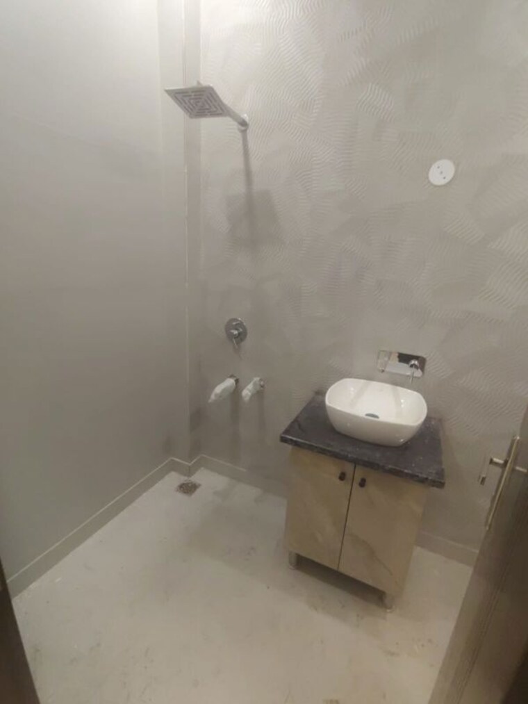 Bathroom, paschim vihar 3 Bedroom 150 Sq.Yd. Builder Floor In Paschim Vihar Delhi 10606931