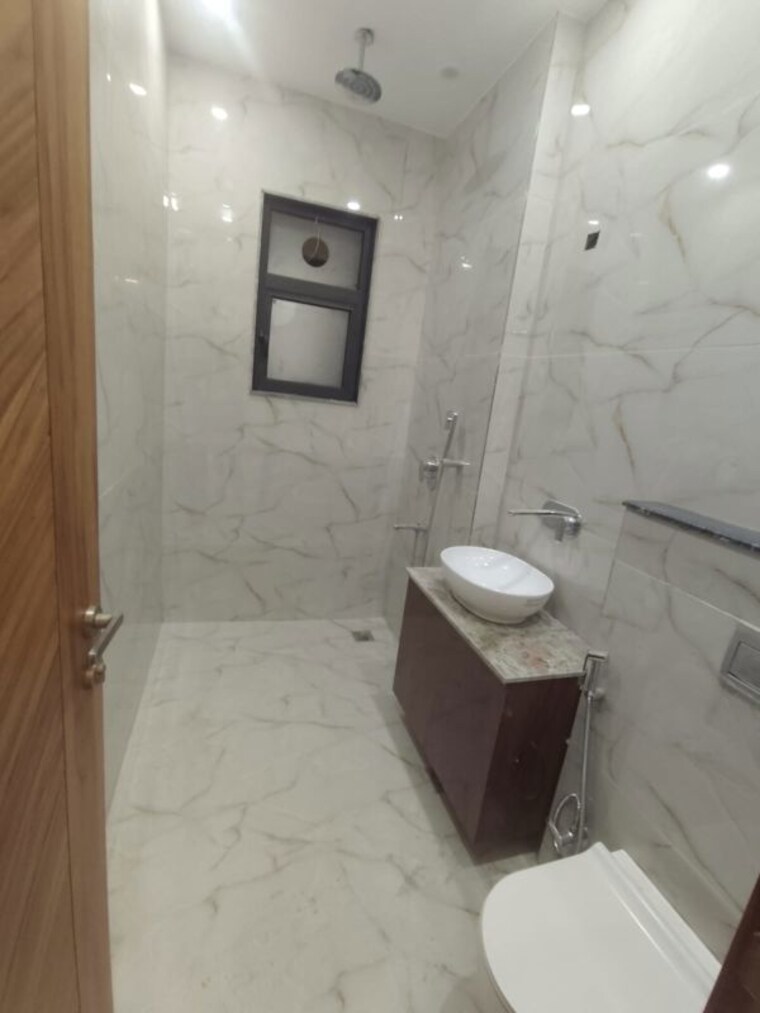 Bathroom, paschim vihar 3 Bedroom 200 Sq.Yd. Builder Floor In Paschim Vihar Delhi 10607374