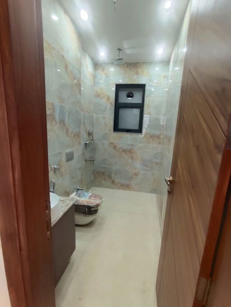 Bathroom, paschim vihar 3 Bedroom 200 Sq.Yd. Builder Floor In Paschim Vihar Delhi 10607374