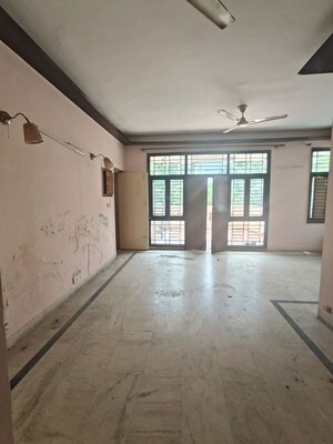 Room in 3 BHK Apartment at JMD Gardens, Sector 33 – for Rent