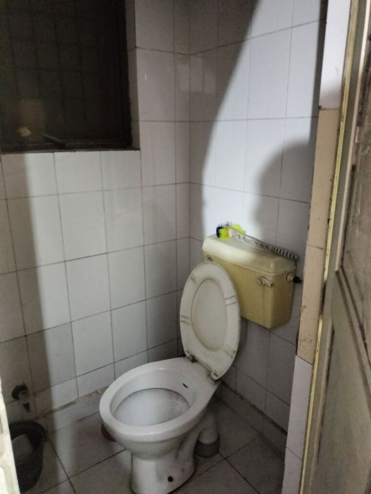 Bathroom, mahadev-apartments-noida 1 RK 350 Sq.Ft. Apartment In Sector 73 Noida 10616952