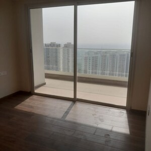 Room in 5 BHK Apartment at Kalpataru Vista, Sector 128 – for Rent