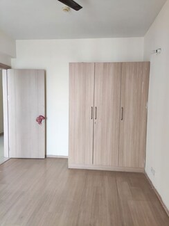 3.5 BHK + Servant Room Apartment For Rent in DLF Express Greens