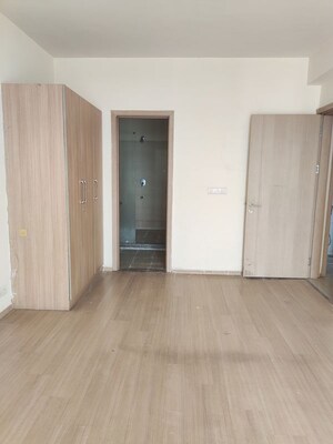 Room in 3.5 BHK Apartment at DLF Express Greens, Manesar Sector 1a – for Rent