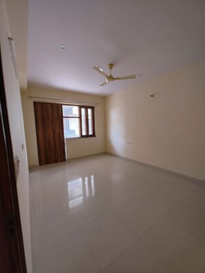 Room in 3 BHK Builder Floor at Sector 57 – for Rent