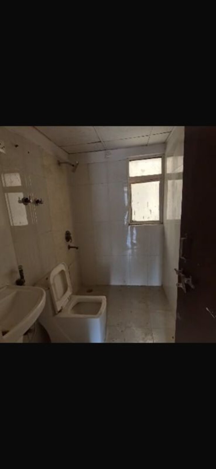 Bathroom, amrapali-silicon-city 2.5 Bedroom 1180 Sq.Ft. Apartment In Sector 76 Noida 10617096