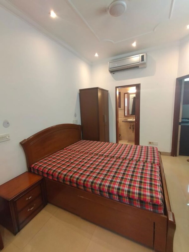 Bedroom, defence colony Studio 350 Sq.Ft. Apartment In Defence Colony Delhi 10617126