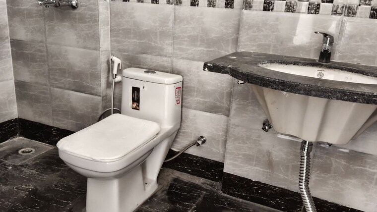 Bathroom, saya-gold-avenue 3 Bedroom 1555 Sq.Ft. Apartment In Vaibhav Khand Ghaziabad 10617181