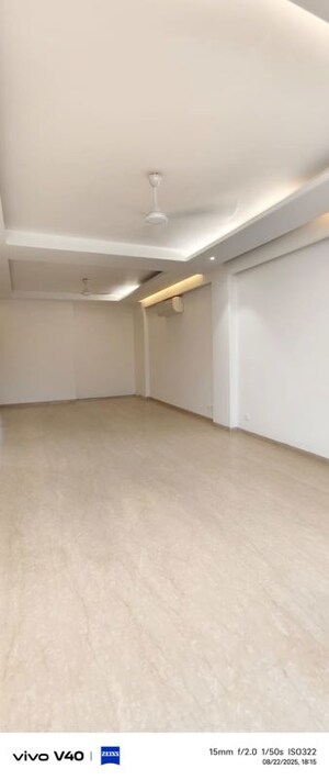 Room in 3 BHK Builder Floor at Defence Colony – for Rent