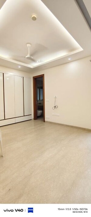 Room in 3 BHK Builder Floor at Defence Colony – for Rent