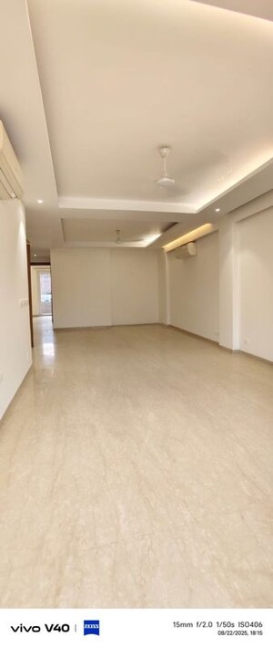 Room in 3 BHK Builder Floor at Defence Colony – for Rent