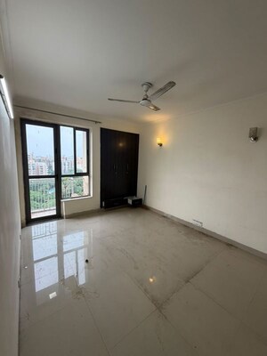 Room in 2 BHK Apartment at Unitech Uniworld Gardens, Sector 47 – for Rent
