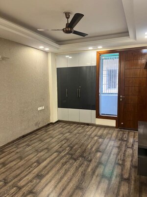 Room in 3 BHK Builder Floor at Sector 57 – for Rent