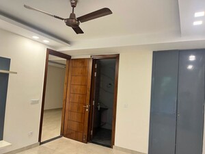 Room in 3 BHK Builder Floor at Sector 57 – for Rent