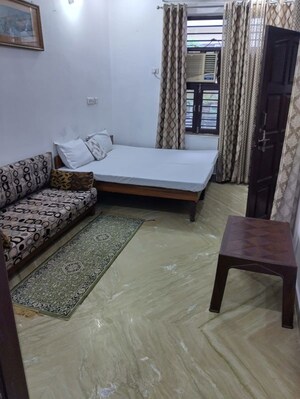 Living Room in 2 BHK Builder Floor at Sector 38 – for Rent