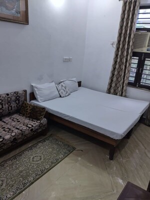 Bedroom in 2 BHK Builder Floor at Sector 38 – for Rent
