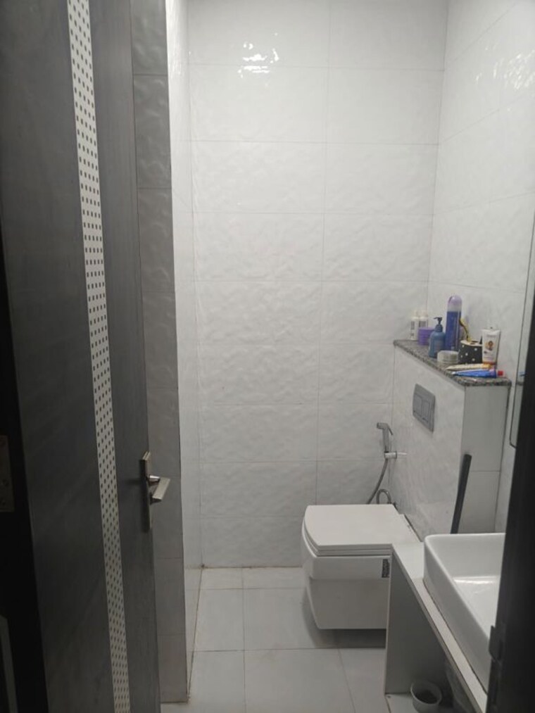 Bathroom, hong-kong-bazaar 3 Bedroom 300 Sq.Yd. Builder Floor In Sector 57 Gurgaon 10617432