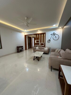 Living Room in 4 BHK Apartment at Cunningham Road – for Rent