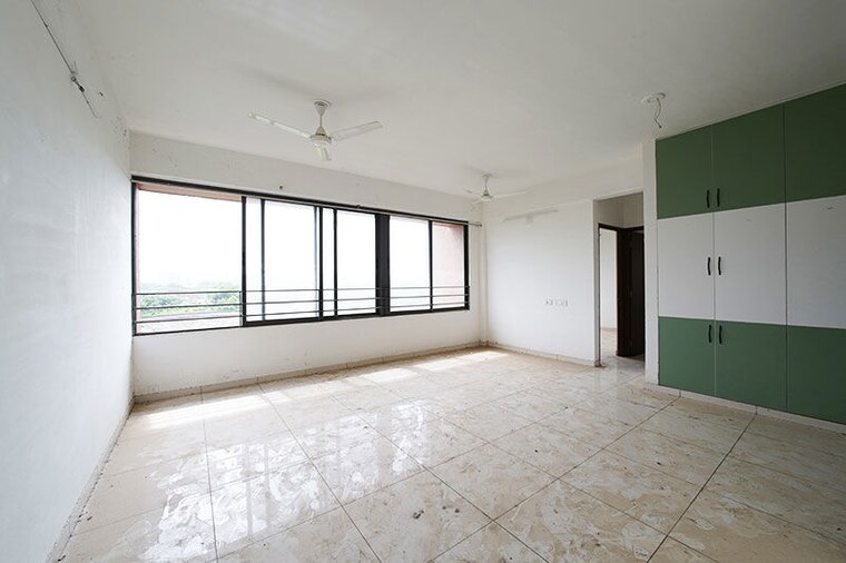 Room, vaishnodevi circle 2 Bedroom 158 Sq.Yd. Apartment In Vaishnodevi Circle Ahmedabad 10617493