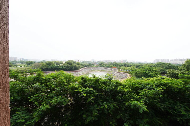 Garden, vaishnodevi circle 2 Bedroom 158 Sq.Yd. Apartment In Vaishnodevi Circle Ahmedabad 10617493