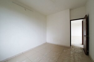 Room in 2 BHK Apartment at Vaishnodevi Circle – for Sale
