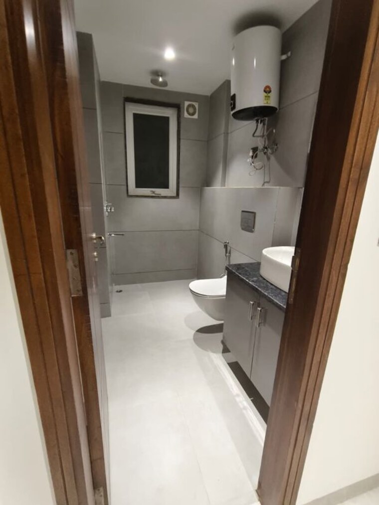 Bathroom, freedom fighters enclave 4 Bedroom 2500 Sq.Ft. Apartment In Freedom Fighters Enclave Delhi 10617504
