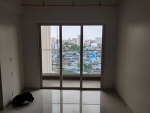 Room in 2 BHK Apartment at Kalpataru Vivant, Jogeshwari East – for Rent