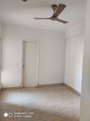 Room in 2 BHK Apartment at Gaur City 7th Avenue, Sector 4 Greater Noida – for Rent