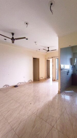 Room in 2 BHK Apartment at Gaur City 7th Avenue, Sector 4 Greater Noida – for Rent
