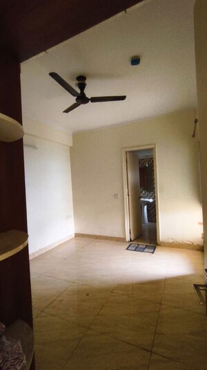 Room in 2 BHK Apartment at Gaur City 7th Avenue, Sector 4 Greater Noida – for Rent