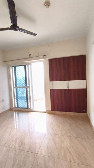 Room in 2 BHK Apartment at Gaur City 7th Avenue, Sector 4 Greater Noida – for Rent