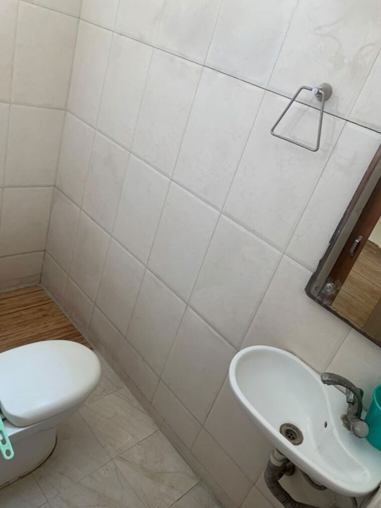 Bathroom, lajpat nagar i 2 Bedroom 125 Sq.Yd. Builder Floor In Lajpat Nagar I Delhi 10617634