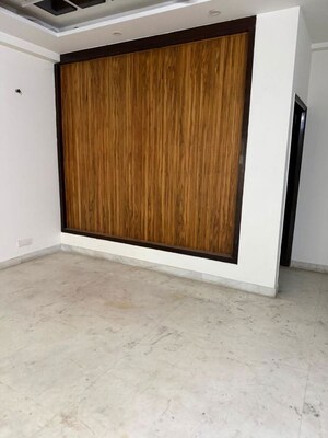 Room in 3 BHK Apartment at Defence Colony – for Rent