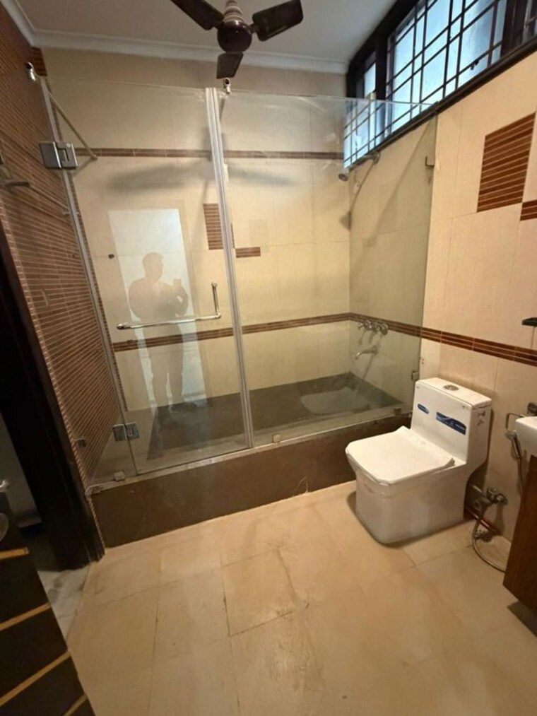 Bathroom, defence colony 3 Bedroom 217 Sq.Yd. Apartment In Defence Colony Delhi 10617617