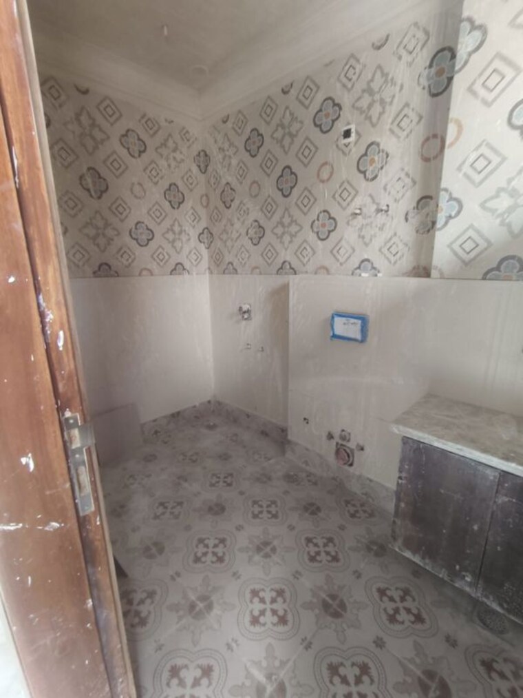 Bathroom, paschim vihar 3 Bedroom 200 Sq.Yd. Builder Floor In Paschim Vihar Delhi 10589143