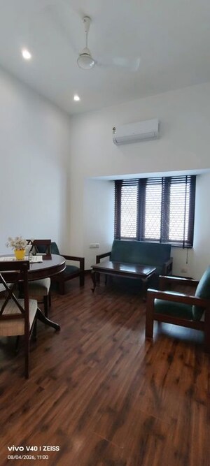 Team Area in 1 BHK Apartment at Defence Colony – for Rent