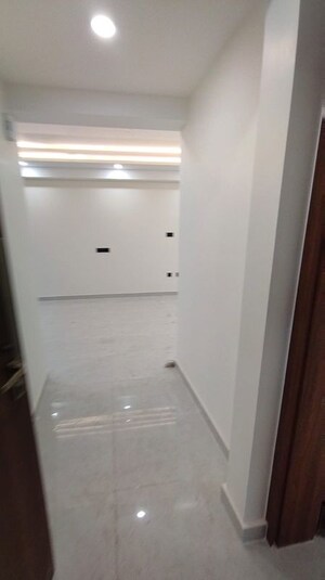 Furnished Amenities in 3 BHK Apartment at Benson Town – for Rent