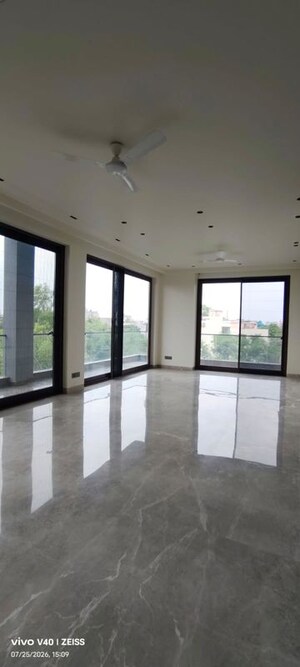 Room in 4 BHK Builder Floor at Defence Colony – for Rent
