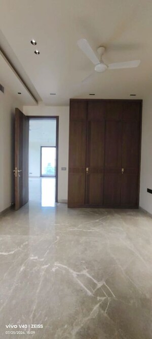Room in 4 BHK Builder Floor at Defence Colony – for Rent