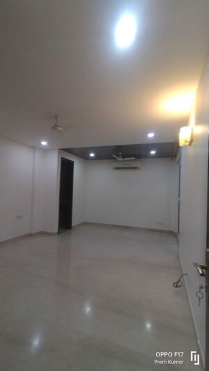 Room in 3 BHK Builder Floor at Defence Colony – for Rent
