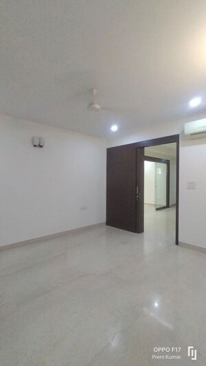 Room in 3 BHK Builder Floor at Defence Colony – for Rent