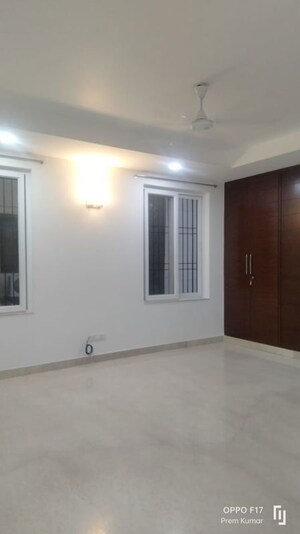 Room in 3 BHK Builder Floor at Defence Colony – for Rent