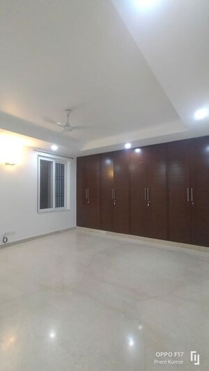 Room in 3 BHK Builder Floor at Defence Colony – for Rent