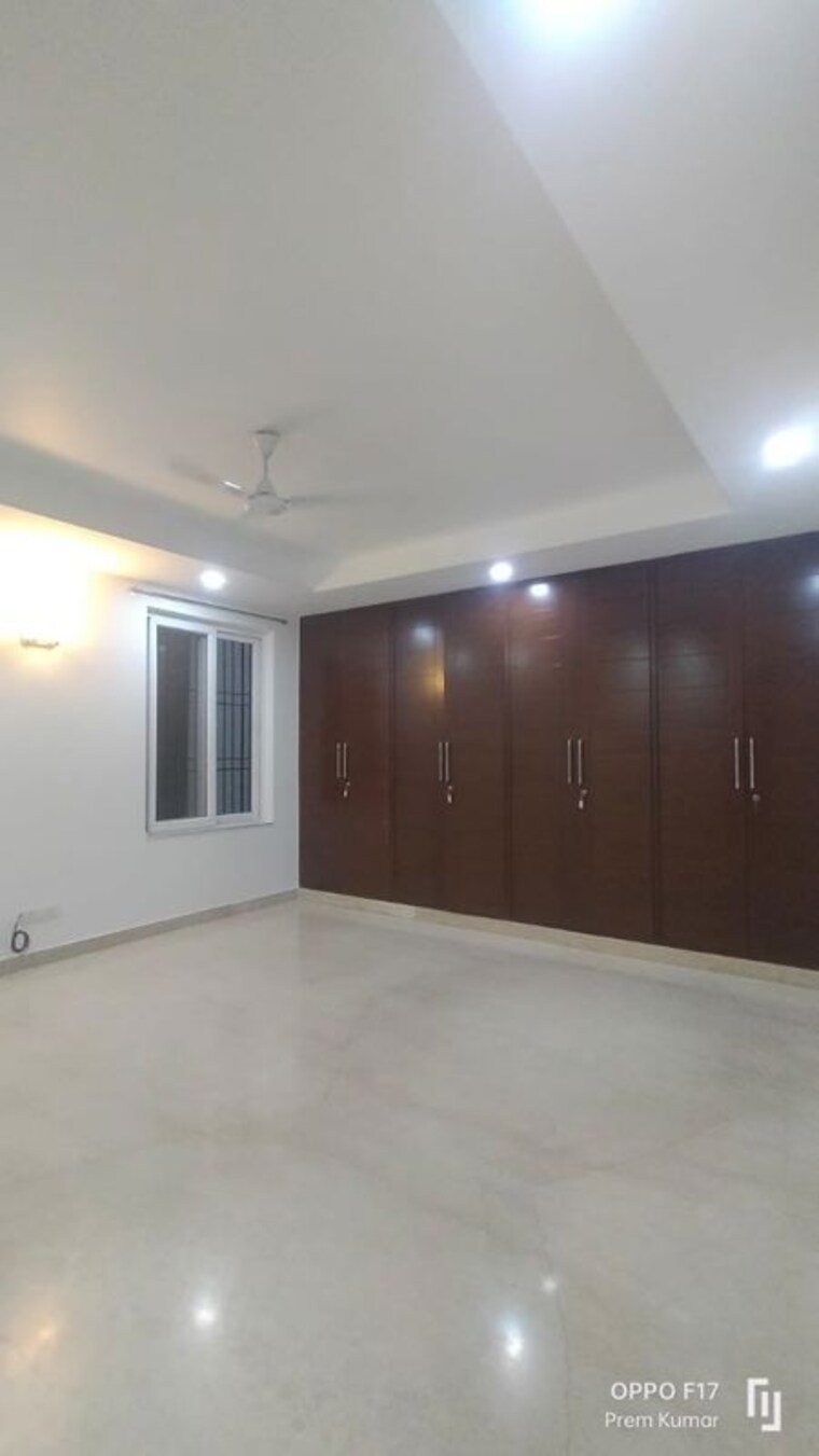 Room, defence colony 3 Bedroom 325 Sq.Yd. Builder Floor In Defence Colony Delhi 10617828