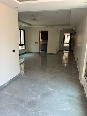 Room in 3 BHK Apartment at Benson Town – for Rent
