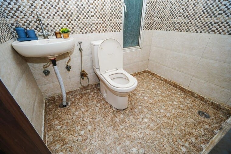 Bathroom, divyansh-flora 2.5 Bedroom 1340 Sq.Ft. Apartment In Sector 16c Greater Noida Greater Noida 10617841